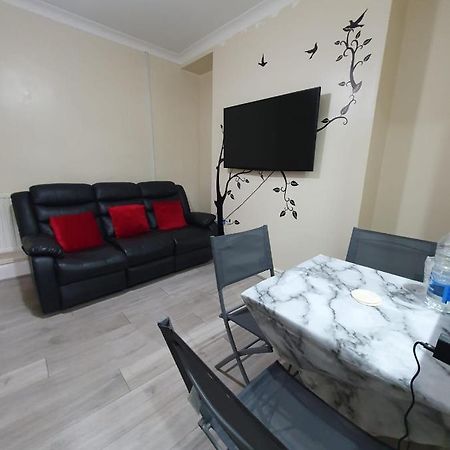 House In The Heart Of Valleys Διαμέρισμα Ebbw Vale Εξωτερικό φωτογραφία